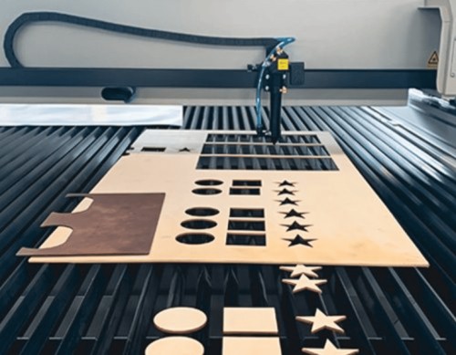 4大幅面固定平台激光切割机切割胶合板.jpg 4大幅面固定平台激光切割机切割胶合板.jpg